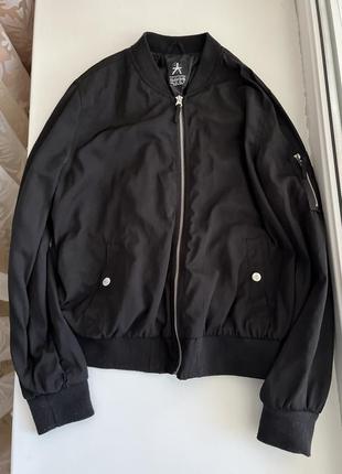 Бомбер / куртка / ветровка / / легкая куртка / черная куртка /