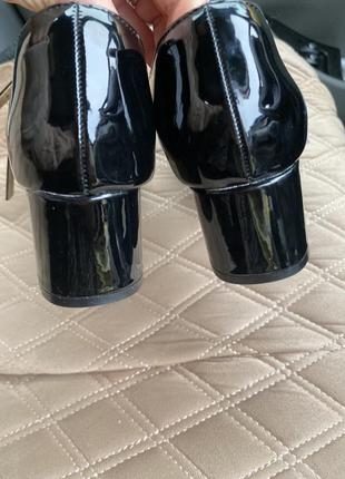 Чорні лаковані туфлі мері джейн балетки туфлі на низькому каблуці platino лаковые туфли с ремешками классические туфли мэри джейн6 фото