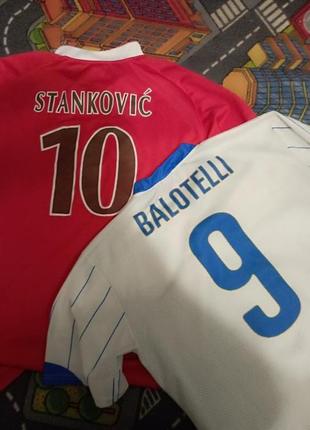 Дві футбольні футболки разом збірної сербії й італії джерсі jersey