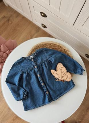 Стильная джинсовая блуза рубашка с рюшами блузка для девочки на деревянных пуговицах 2-3р 92-98см