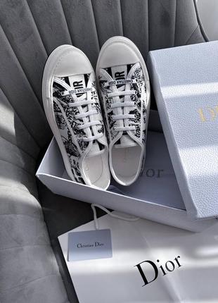 Белые кеды в стиле christian dior