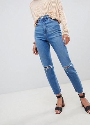 Синие зауженные джинсы в стиле мом с высокой талией