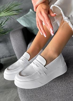 Белые женские лоферы туфли с сквозной перфорацией на высокой подошве утолщенной из натуральной кожи кожаные лоферы туфли с сквозной перфорацией