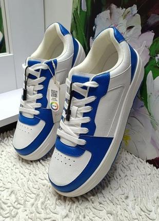 Белые кроссовки с синими вставками