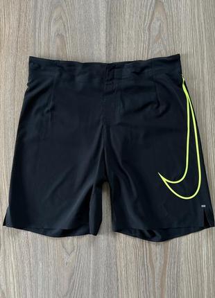 Жіночі спортивні бігові шорти nike