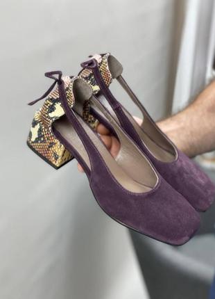 Фіолетові баклажанові замшеві туфлі з акцентним задником