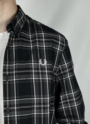 Рубашка в клетку с логотипом от fred perry