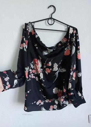 Стильна блуза на плечі у квітковий принт