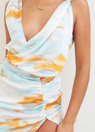 Брендове атласне плаття з глибоким вирізом prettylittlething етикетка