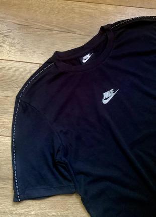 Футболка с лампасами nike nsw multilogo reflective tee. xs