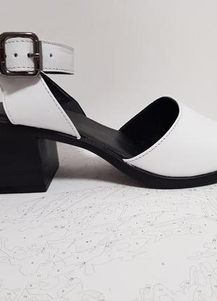 Комфортные белые босоножки на устойчивом каблуке5 фото