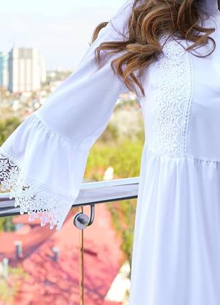 Платье с кружевом