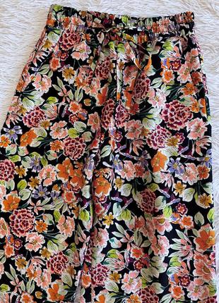 Атласные брюки zara цветочный принт3 фото