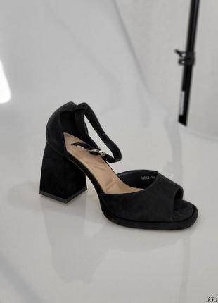 Женские черные замшевые босоножки с закрытой пяточкой на квадратных каблуках5 фото