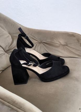 Женские черные замшевые босоножки с закрытой пяточкой на квадратных каблуках4 фото