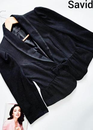Женский черный пиджак со средним рукавом&nbsp; в мелкий горох, на поясе застежка бабочкой от бренда savida