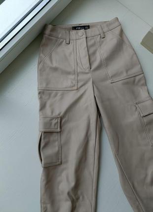 Кожаные брюки карго с карманами