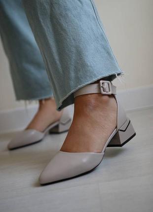 Босоніжки жіночі з закритим носком