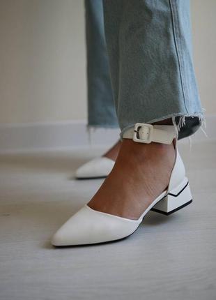 Босоніжки жіночі з закритим носком