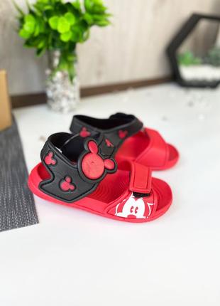 Легкие и удобные красно-черные сандалии