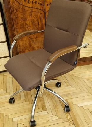 Офисное женское мягкое коричневое офисное кресло на колесах.