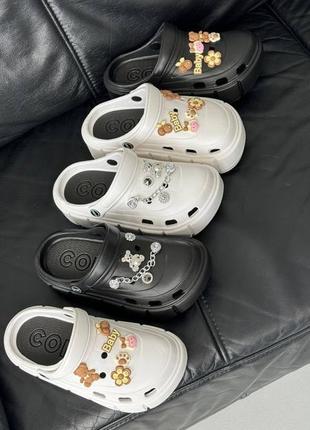 Жіночі крокси білий та чорний різні аксесуари3 фото