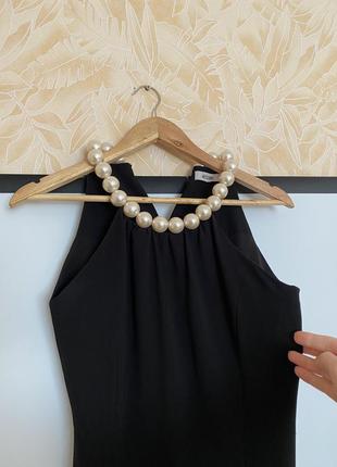 Маленька чорна сукня міді з перлами
