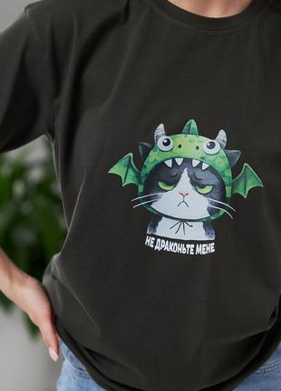 Стильная футболка с котиком колір хакі4 фото