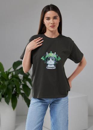Стильная футболка с котиком колір хакі3 фото