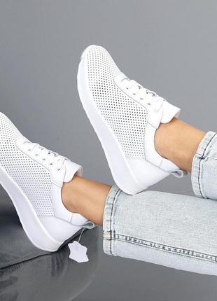 Базовые кожаные белые кроссовки с перфорацией классический дизайн на шнуровке