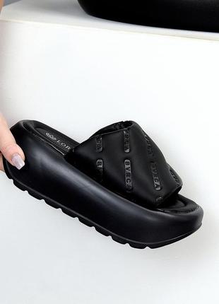 Ультра модные фактурные черные шлепанцы с тиснением на платформе5 фото