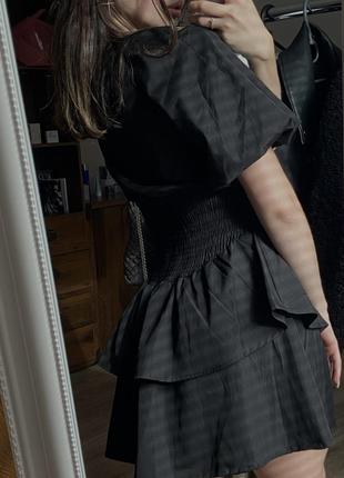 Стильна чорна сукня