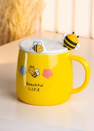Чашка з кришкою та ложкою 450 мл керамічна "бджілка" жовта з квіткою