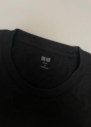 Базова чорна футболка від uniqlo | m |