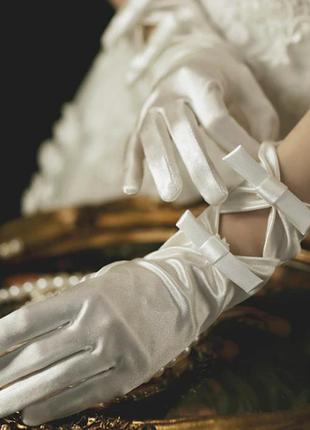 Новинка! очень красивые женские атласные перчатки с бантиками и вырезами. белый цвет.