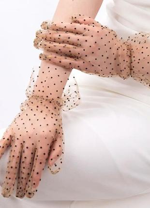 Женские фатиновые короткие перчатки. цвет бежевый с черным горошком.3 фото