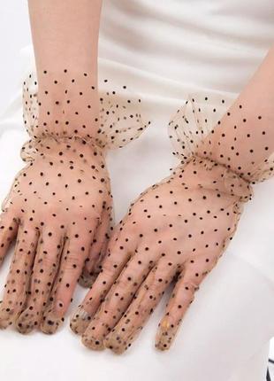Женские фатиновые короткие перчатки. цвет бежевый с черным горошком.2 фото