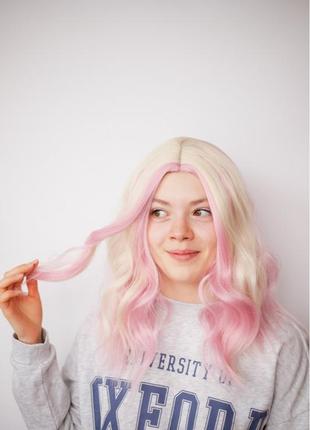 Білий блонд з рожевими пасмами хвиляста перука середня довжина