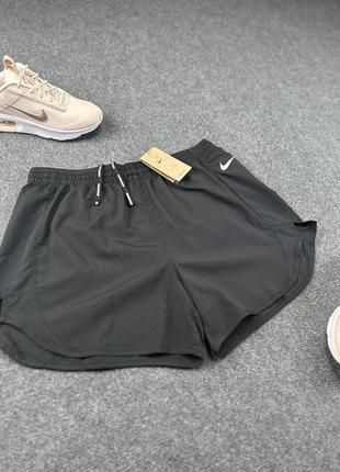 Жіночі бігові шорти nike tempo luxe 2in16 фото