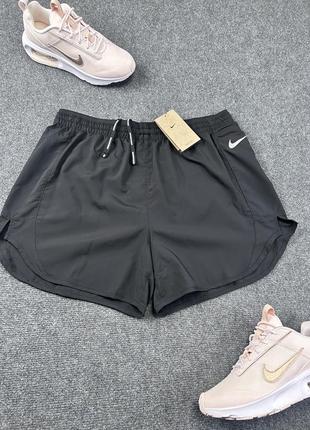 Жіночі бігові шорти nike tempo luxe 2in15 фото