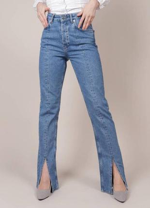 Стильні блакитні джинси з розрізами спереду внизу in the style 10/s/36
