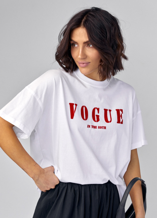 Біла футболка vogue: шарм і стиль у кожній деталі