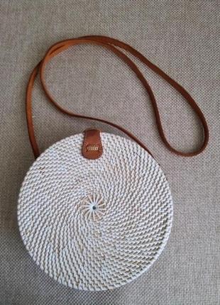 Плетеная круглая сумочка из ротанга
