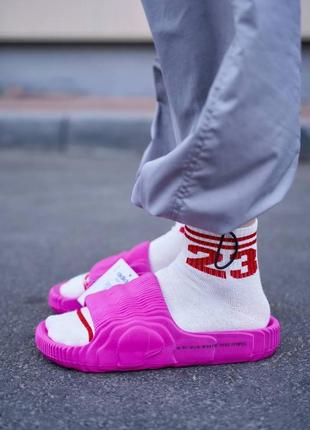 Яскраві жіночі сланці adidas adilette pink