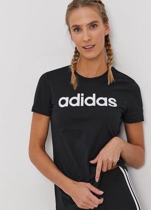 Базовая черная футболка adidas с надписью