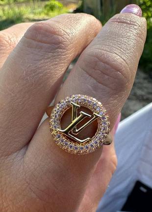 Брендовое кольцо в стиле louis vuitton 💖🌹камни бледно-розовые