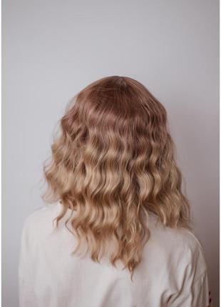 Волнистый светло русый парик с пробором на сетке4 фото