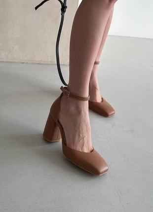 Карамельні шкіряні туфлі на високих підборах