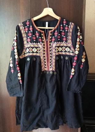 Бавовняна блуза-туніка із етнічною вишивкою