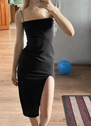 Черное платье миди с разрезом